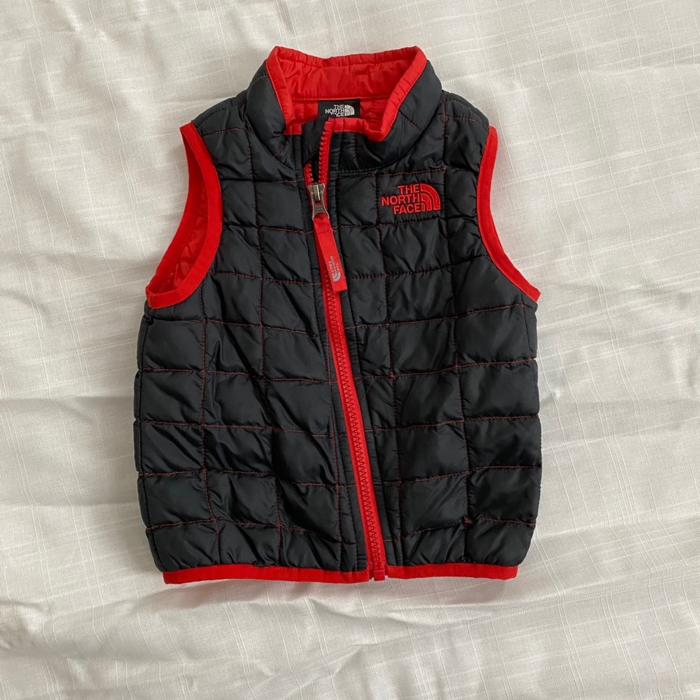 THE NORTH FACE puffer vest gray/red 12-18M